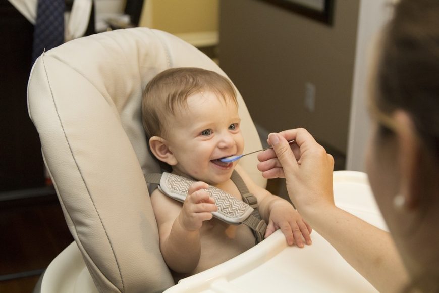 ¿Cómo introducir los primeros alimentos al bebé?